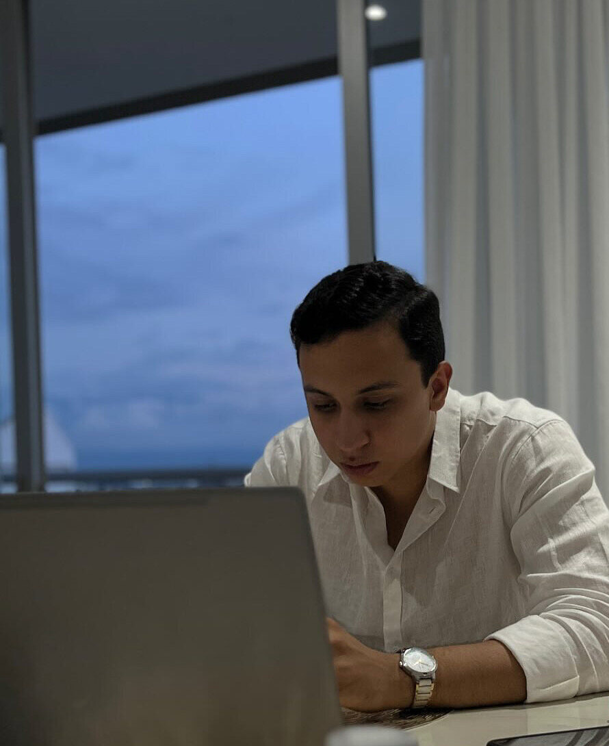 Camilo trabajando en su mesa, al atardecer